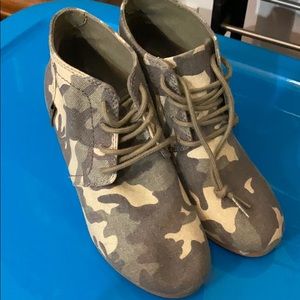 Women’s Size 6 Route 66 shoes-Camouflage